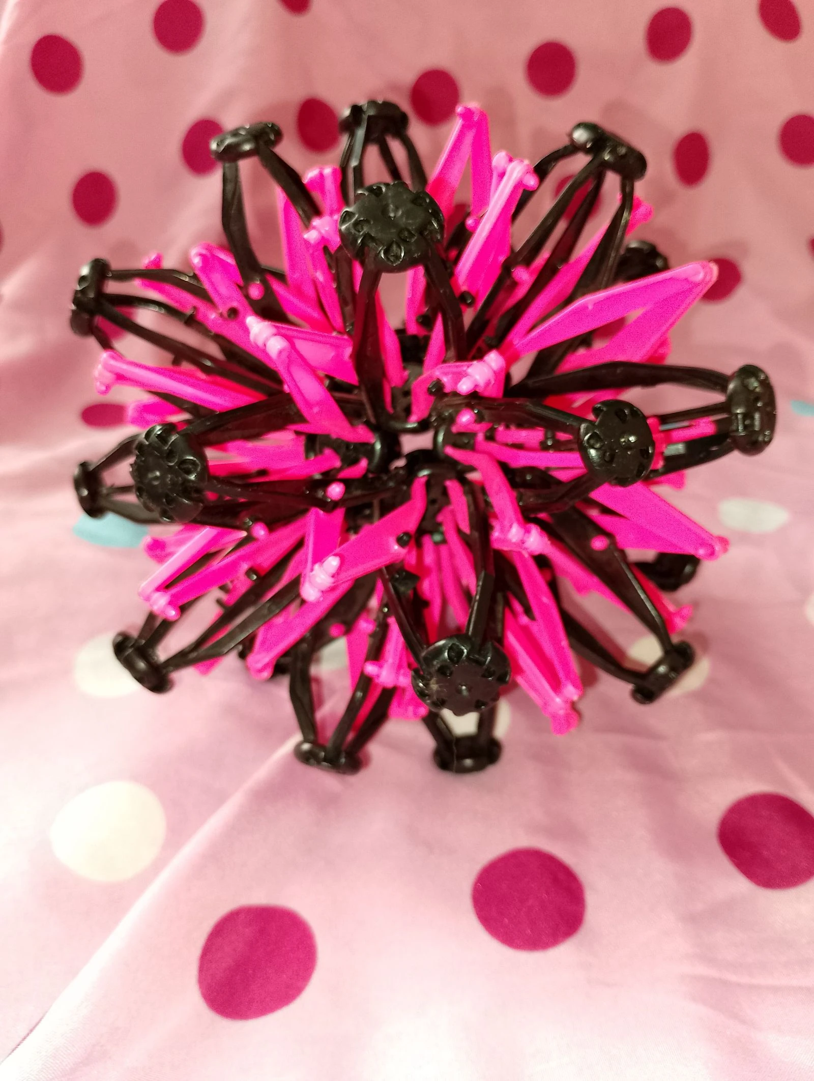 Balle magique extensible rose et noire